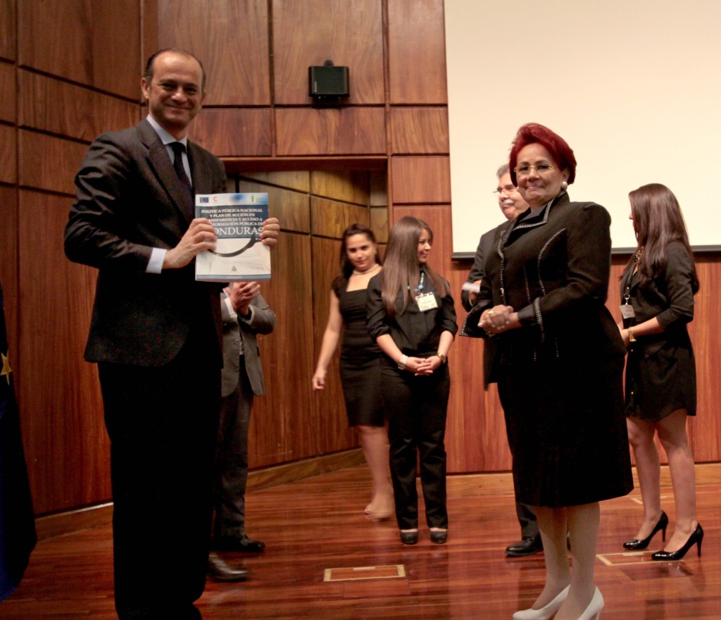 El Embajador España en Honduras señor Miguel Albero Súarez muestra la Política Pública Nacional después de haberla recibido por parte de la Comisionada Presidenta del IAIP Doris Imelda Madrid Zerón.