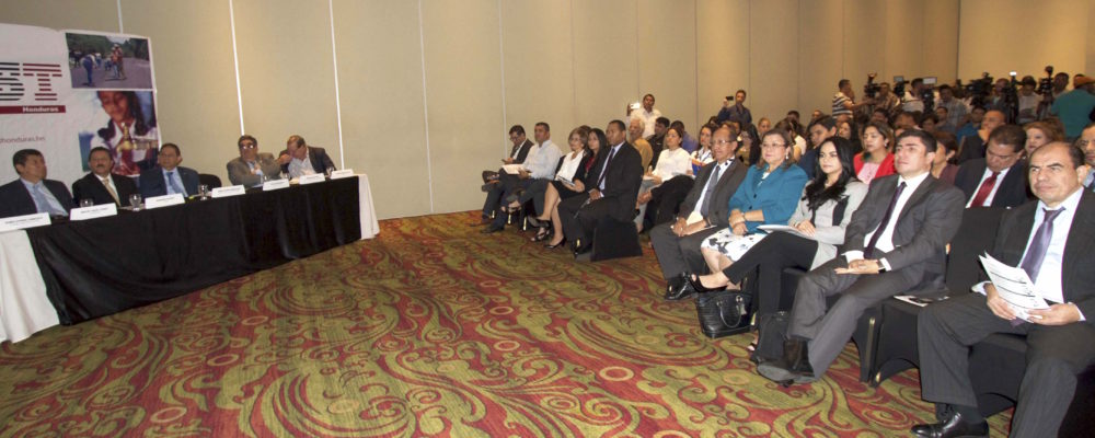 PLENO DE COMISIONADOS DEL IAIP PRESENCIO LA PRESENTACIÓN DEL INFORME SOBRE AVANCES EN TRANSPARENCIA DE  PROYECTOS EN HONDURAS