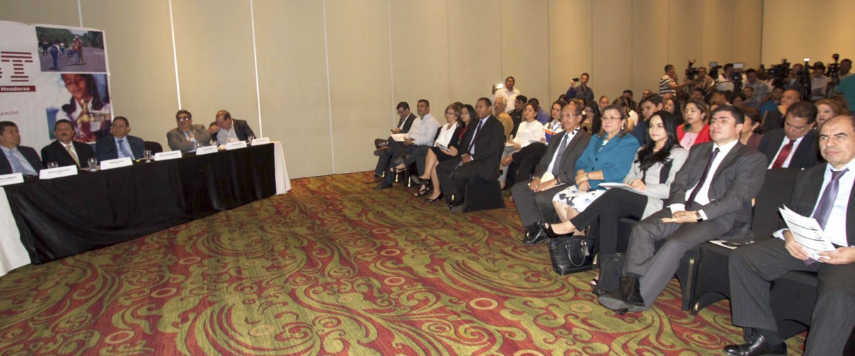 PLENO DE COMISIONADOS DEL IAIP PRESENCIO LA PRESENTACIÓN DEL INFORME SOBRE AVANCES EN TRANSPARENCIA DE  PROYECTOS EN HONDURAS