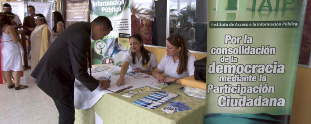 LEY DE TRANSPARENCIA ES SOCIALIZADA EN LA FERIA DE LA FACULTAD DE DERECHO DE LA UNIVERSIDAD TECNOLOGICA DE HONDURAS