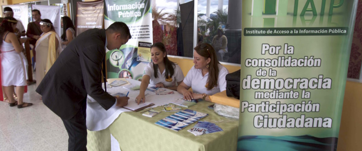 LEY DE TRANSPARENCIA ES SOCIALIZADA EN LA FERIA DE LA FACULTAD DE DERECHO DE LA UNIVERSIDAD TECNOLOGICA DE HONDURAS