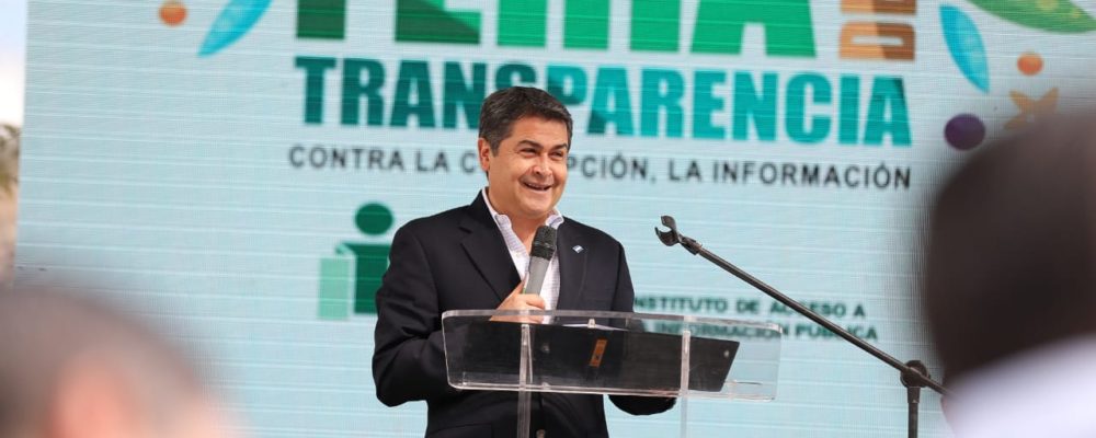 El presidente de la República participó en la Feria de la Transparencia “Contra la Corrupción, la Información”, auspiciada por el Instituto de Acceso a la Información Pública (IAIP)