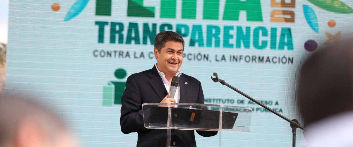 El presidente de la República participó en la Feria de la Transparencia “Contra la Corrupción, la Información”, auspiciada por el Instituto de Acceso a la Información Pública (IAIP)