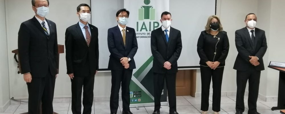 Pleno de Comisionados del IAIP recibe visita de cortesía del Embajador de Taiwán