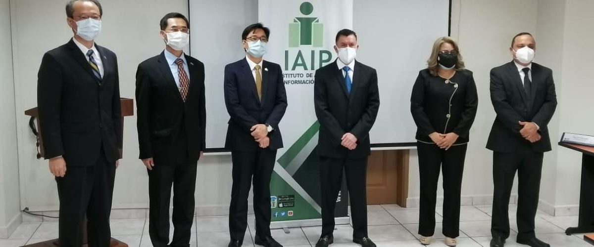 Pleno de Comisionados del IAIP recibe visita de cortesía del Embajador de Taiwán