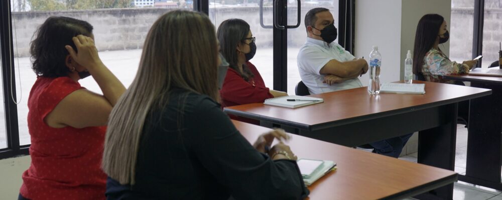 Comisionados junto al equipo técnico del IAIP reciben Taller de Presentación y de Validación de la herramienta de formación para OIPs