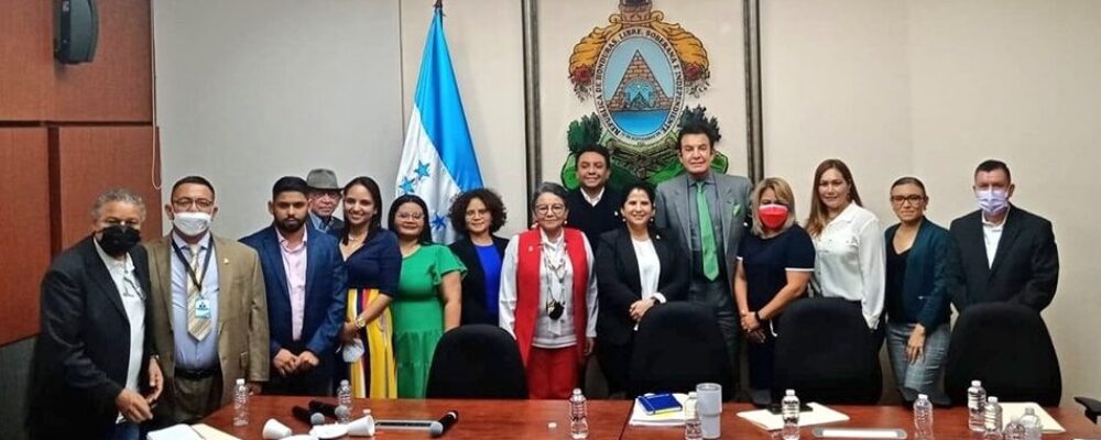 El IAIP, Diputados de la Comisión Anticorrupción del C , Historiadores y expertos en Archivística y encargados del Patrimonio Cultural, se reunieron para analizar el proyecto de Decreto sobre la Ley de Archivos en Honduras