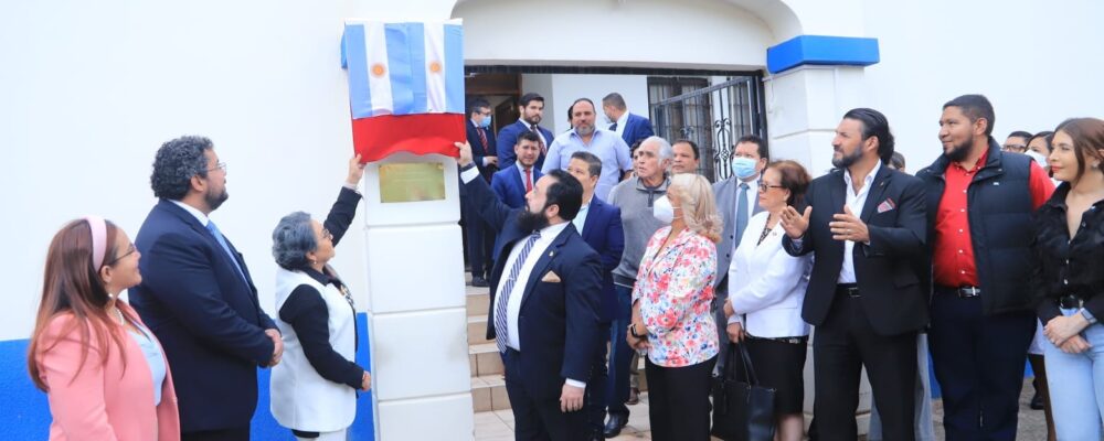 La Comisionada Ivonne Ardón, Miembro del Comité de Diálogo de Las Malvinas, invitada de honor en la revelación una placa recordatoria en la entrada a la Sede Diplomática en conmemoración del Día de la Soberanía Nacional