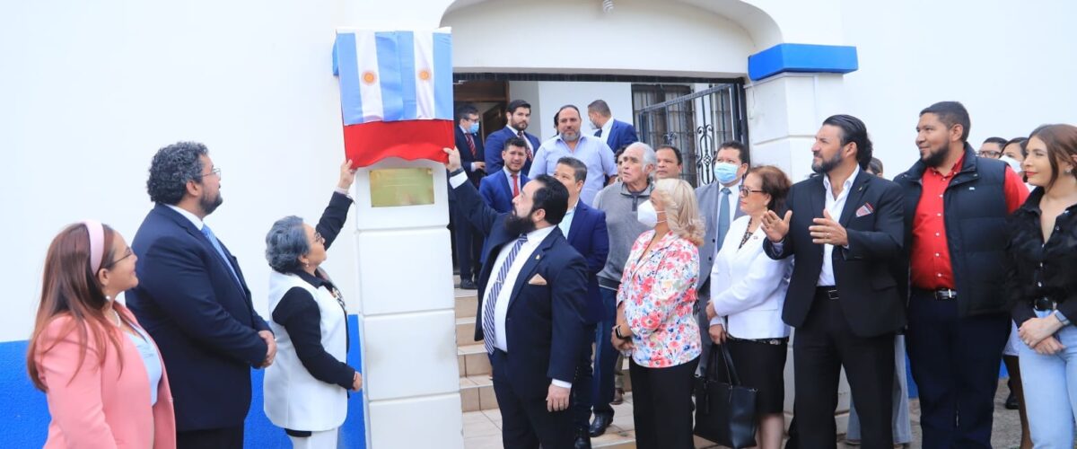 La Comisionada Ivonne Ardón, Miembro del Comité de Diálogo de Las Malvinas, invitada de honor en la revelación una placa recordatoria en la entrada a la Sede Diplomática en conmemoración del Día de la Soberanía Nacional