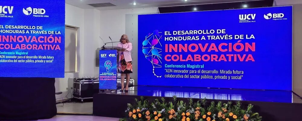 La Comisionada Ivonne Ardón, invitada especial en la moderación del Foro «El Desarrollo de Honduras a través de la Innovación Colaborativa»